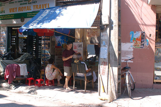 HANOI - Quartiere Vecchio zona nord, nei pressi della Porta Cua O Quan Chuong: la parrucchiera