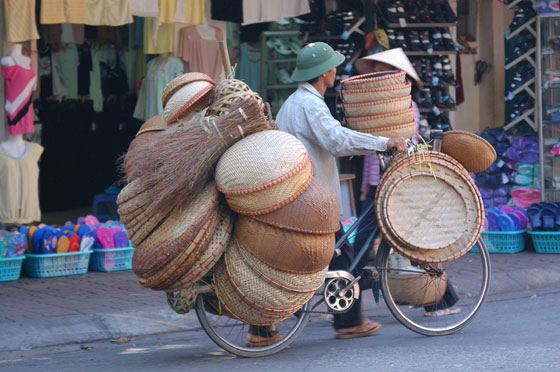 HANOI - Quartiere Vecchio zona nord: una bicicletta caricata con tante ceste