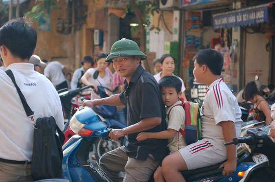 HANOI - In tre in motorino: e le 
