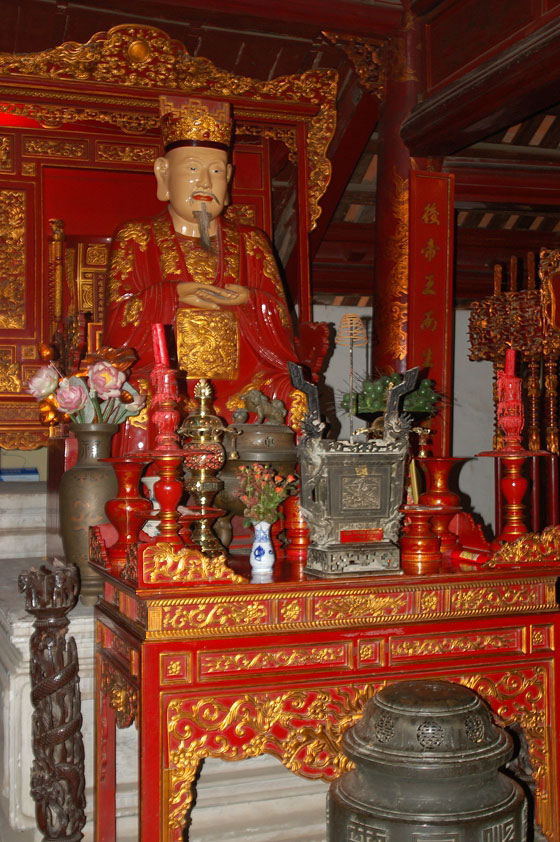 HANOI - Van Mieu: uno degli altari del tempio Bai Duong (Camera delle cerimonie)