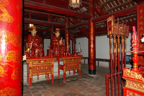 HANOI - Altari e statue all'interno del Tempio della Letteratura 