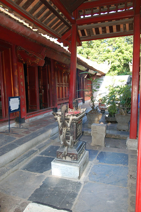 HANOI - Tempio della Letteratura: c'è un piccolo patio fra le due costruzioni del tempio