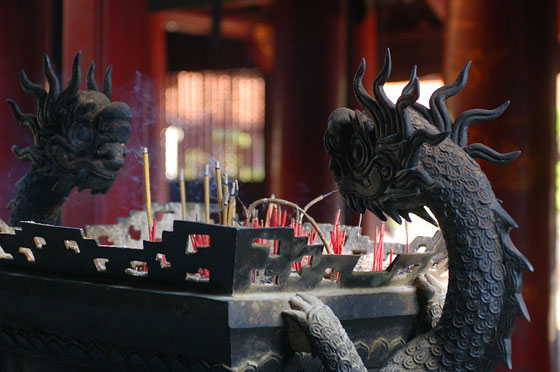 HANOI - Van Mieu: bastoncini di incenso bruciano su questo caratteristico braciere in bronzo 