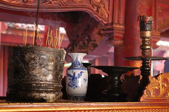 HANOI - Van Mieu: il grazioso allestimento di un altare