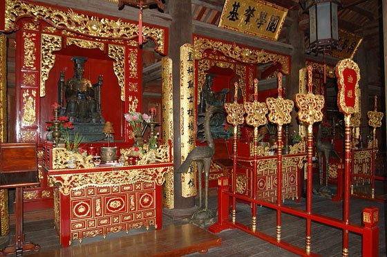 HANOI - Van Mieu: altare nel Santuario Khai Tanh