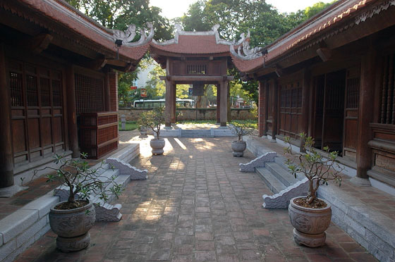 HANOI - Van Mieu - Santuario Khai Tanh 