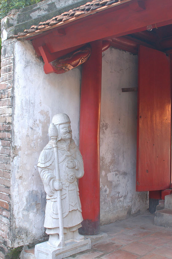 HANOI - Una statua a protezione del cancello posteriore del Tempio di Van Mieu prima di accedere al Santuario Khai Tanh 