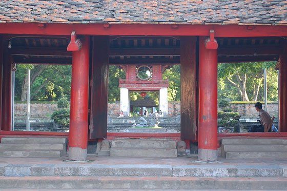 HANOI - Tempio della Letteratura: vista tramite il cancello verso il padiglione Khué Van 