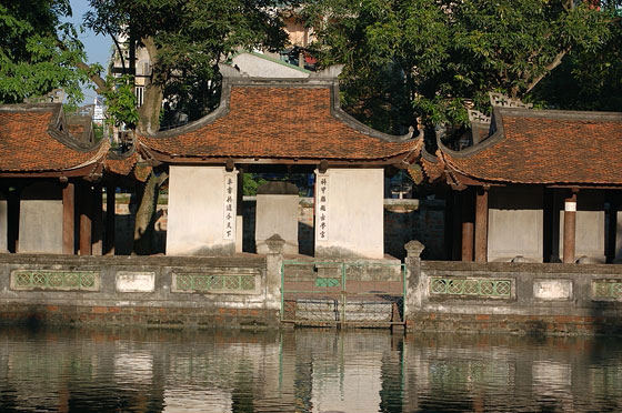 HANOI - I padiglioni delle stele si specchiano sullo stagno Thien Quang Tinh 