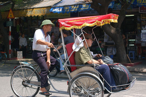 HANOI - Verso il lago Hoan Kiem: i risciò comuni in tutta l'Asia