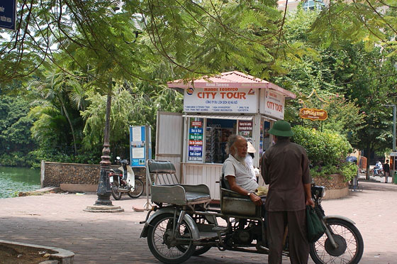 HANOI - Il signore sulla motoretta ha la barba modello 