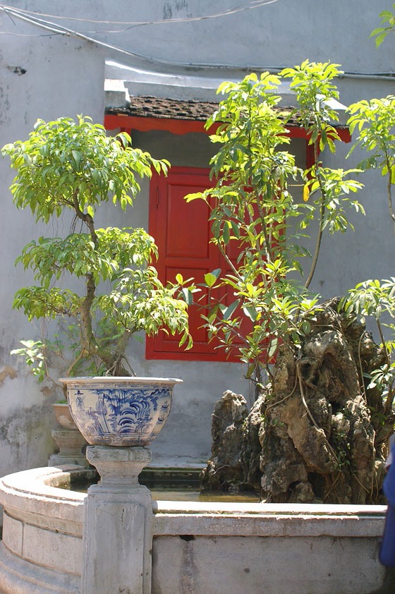 HANOI - Tempio di Ngoc Son: particolare di una finestra