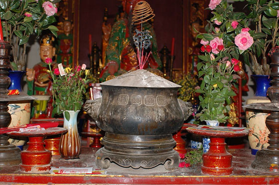 HANOI - Offerte votive e doni su un altare del Tempio di Ngoc Son