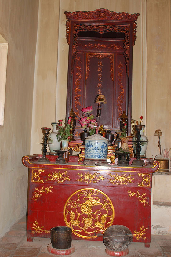HANOI - Un altare del Tempio di Ngoc Son