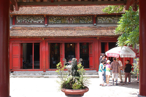 HANOI - La sala principale del Tempio di Ngoc Son vista dal padiglione fronte lago