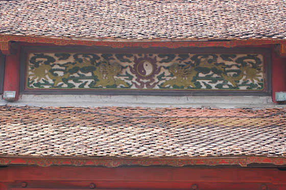 HANOI - Particolare della facciata del Tempio di Ngoc Son: al centro del fregio si riconosce il simbolo del Tao