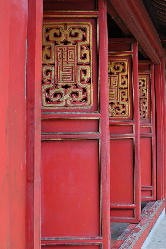 HANOI - Tempio di Ngoc Son: le bellissime ante in lacca rossa con intagli dorati