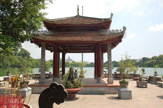 HANOI - Dal Tempio di Ngoc Son ampia vista sul lago Hoan Kiem