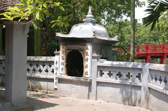 HANOI - Tempio di Ngoc Son: il camino per bruciare le offerte di carta ai defunti 