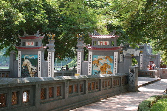 HANOI - L'accesso al Tempio di Ngoc Son è protetto da tigri e draghi