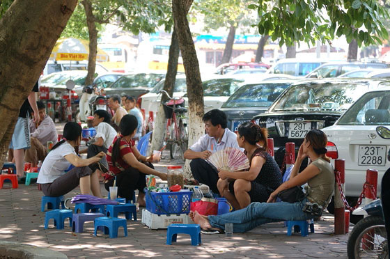 HANOI - Intorno al lago Hoan Kiem: vietnamiti in relax all'ombre seduti su piccoli sgabelli 