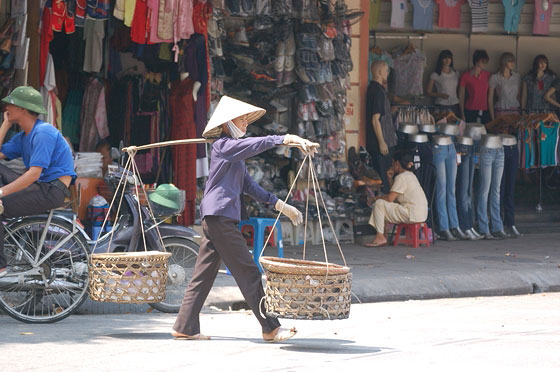 HANOI - Dal lago Hoan Kiem risaliamo verso le strade del Quartiere Vecchio