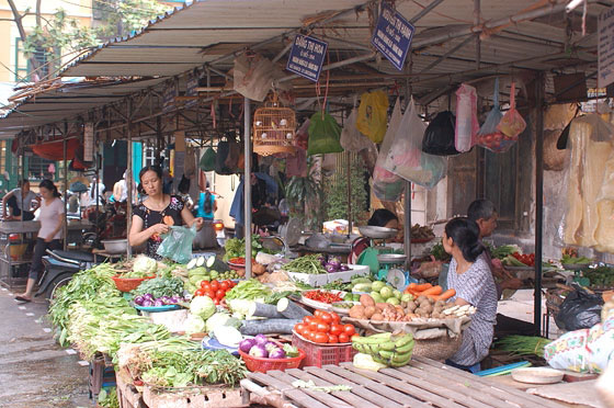 HANOI - Estesi banchi di verdura al mercato di Pho Gia Ngu 