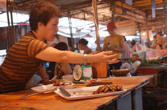 HANOI - Un'attiva venditrice al mercato di Pho Gia Ngu 