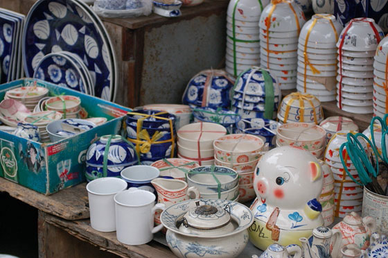 HANOI - Oggettistica e chincaglierie al mercato di Pho Gia Ngu 