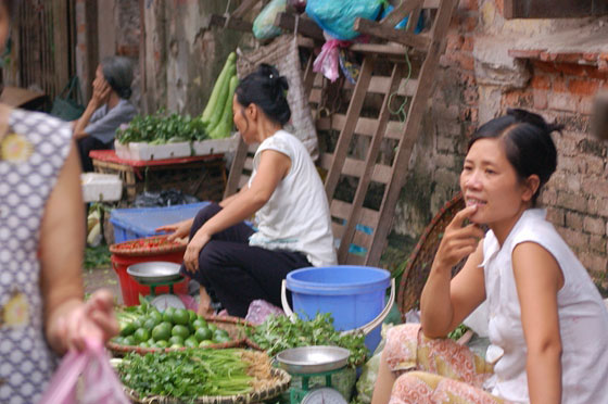 HANOI - Mercato di Pho Gia Ngu: le ortolane