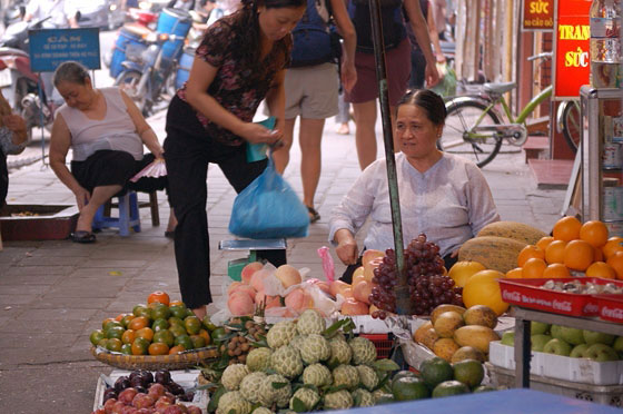 HANOI - Mercato di Pho Gia Ngu: la frutta