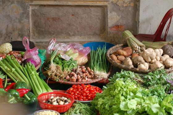 HANOI - Ancora colorati e freschi ortaggi esposti sui marciapiedi al mercato di Pho Gia Ngu