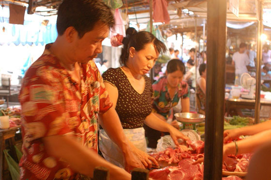 HANOI - Mercato di Pho Gia Ngu: i macellai, forse marito e moglie