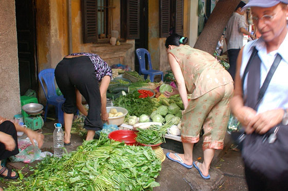 HANOI - Verdura esposta al mercato di Pho Gia Ngu 