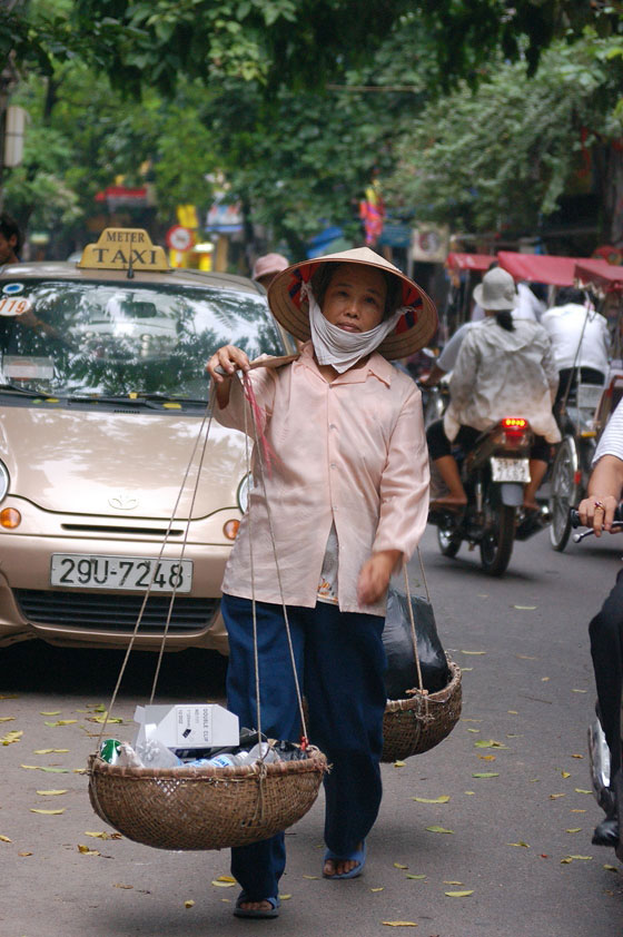 HANOI - Quartiere Vecchio: la fatica quotidiana di molte donne che con i loro cesti a bilanciere trasportano ogni genere di merce