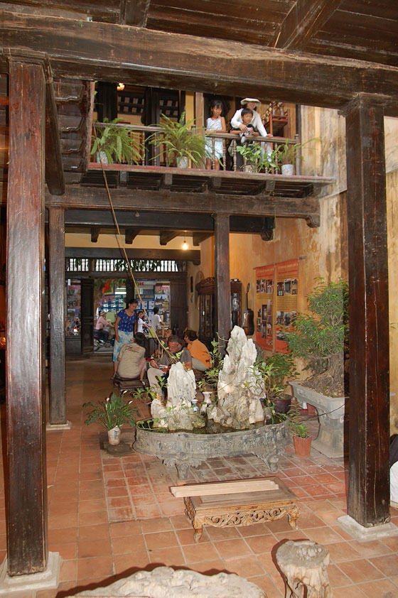HANOI - Vista del patio della casa-museo al n. 87 di Pho Ma May verso l'accesso