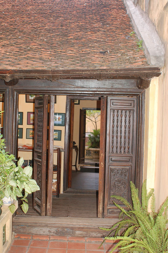 HANOI - Casa-museo al n. 87 di Pho Ma May: le tradizionali porte lignee molto usate per separare gli ambienti o areare i locali