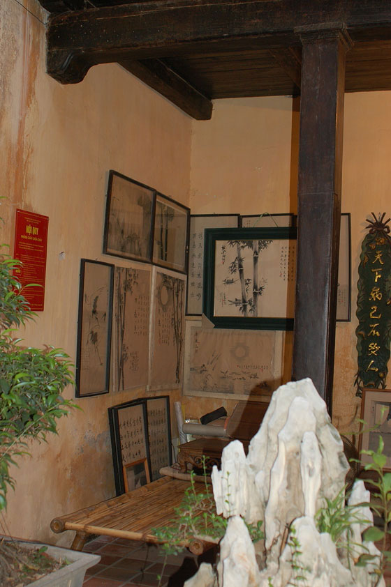 HANOI - Un gradevole angolo al piano terra della casa-museo al n. 87 di Pho Ma May con bei disegni a china