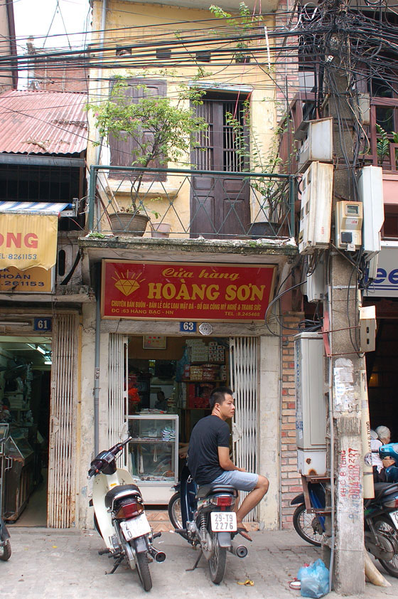 HANOI - Di nuovo per le strade del Quartiere Vecchio diretti allo Stars Hotel