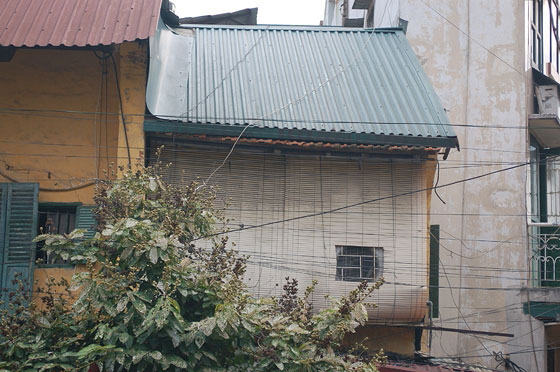 HANOI - Quartiere Vecchio: particolare di un balconcino protetto da una stuoia