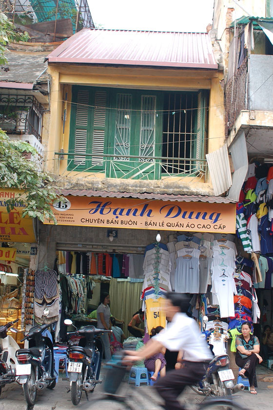 HANOI - Quartiere Vecchio: negozio di abbigliamento al piano terra 