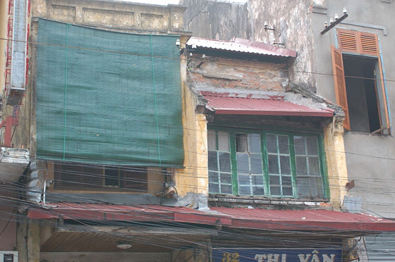 HANOI - Quartiere Vecchio: un balconcino fatiscente e decadente