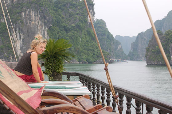 BAIA DI HALONG - Io in relax sulla terrazza della barca ammiro lo spettacolare paesaggio della baia