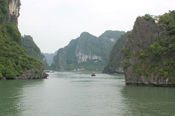 BAIA DI HALONG - Verso la grotta Hang Sung Sot