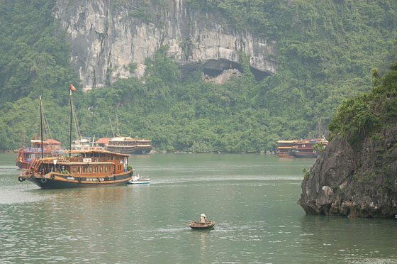 BAIA DI HALONG - Le isole calcaree sono costellate di grotte 