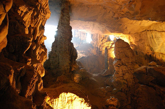 BAIA DI HALONG - Hang Sung Sot: le numerose sale accessibili da un percorso all'interno delle fresche grotte