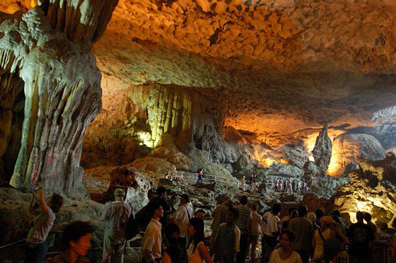 BAIA DI HALONG - Grotta Hang Sung Sot: lo sguardo si perde nell'immensità di questa sala