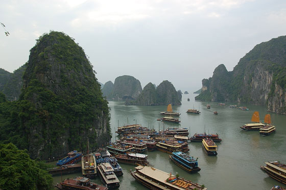 BAIA DI HALONG - Dalla grotta Hang Sung Sot splendida vista sulla baia e sulle barche sottostanti