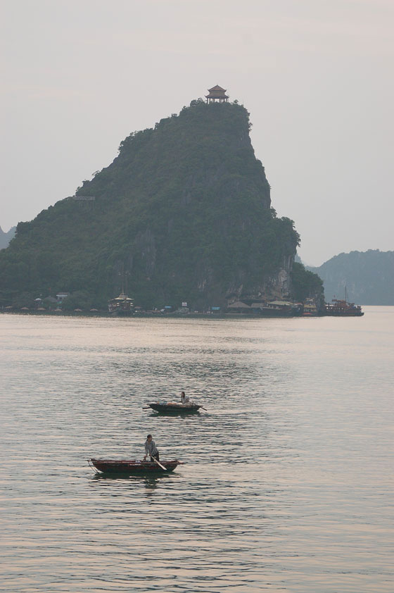 BAIA DI HALONG - Un piccolo tempietto sull'altura di un isolotto