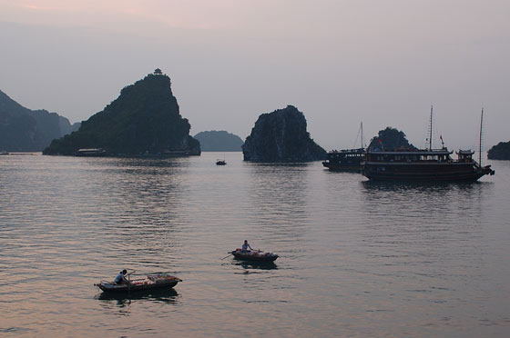 BAIA DI HALONG - Il tramonto alla Baia di Halong